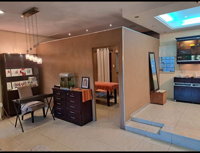 50M² OFFICE TO LET IN OVERPORT